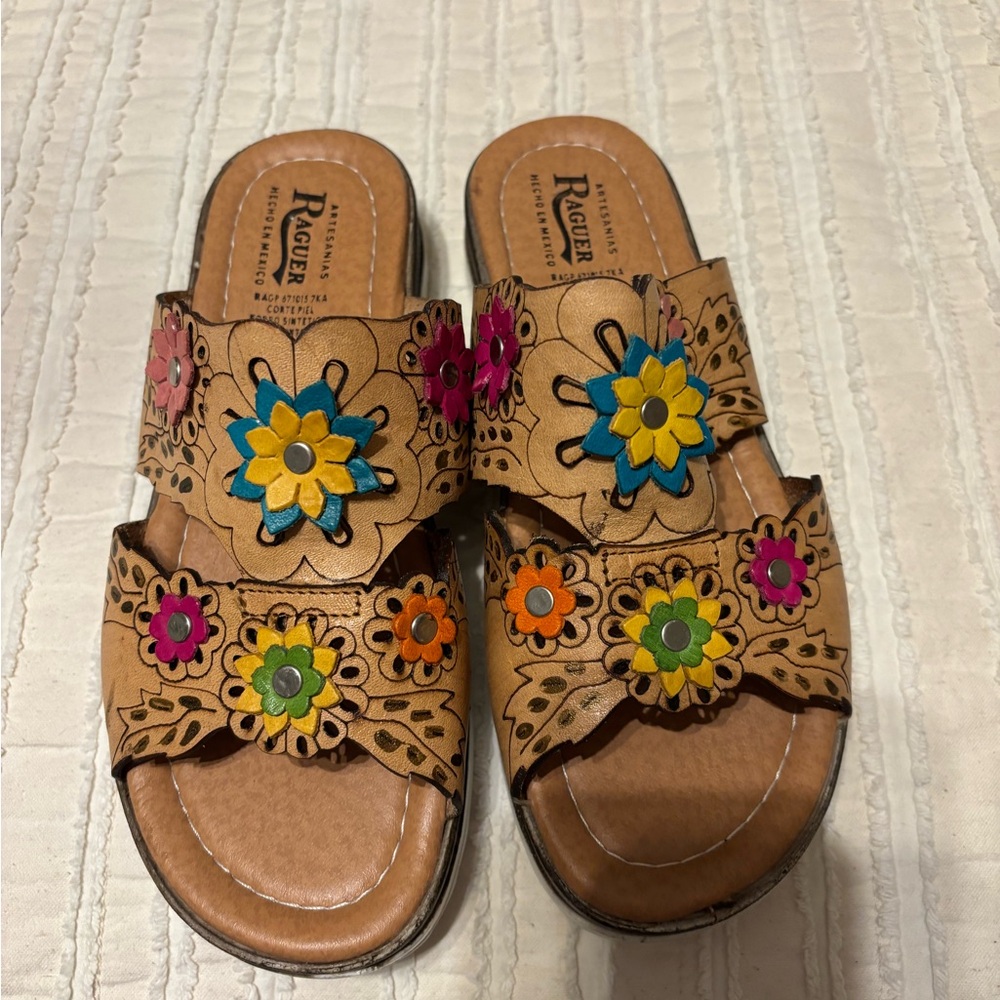 Raguer Women's Floral Tan Sandals Sz 6